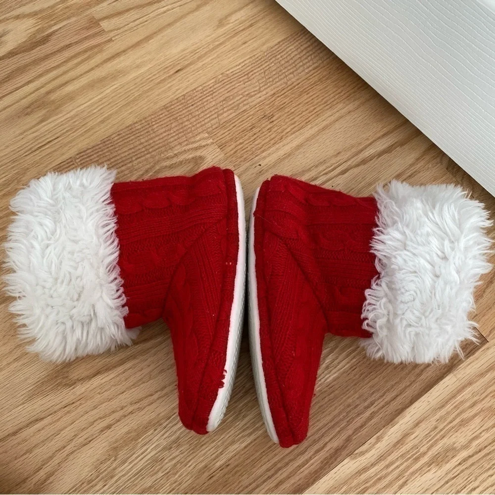 American Girls Red Knit Christmas Slippers Medium 3.5-5 Kids Youth White